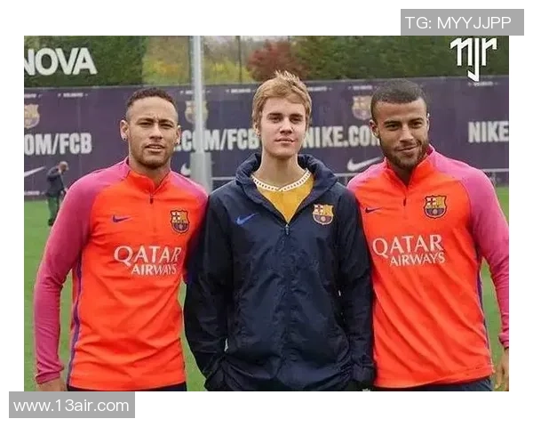 比伯与足球球星的友谊与合作：跨界明星互动的背后故事解析